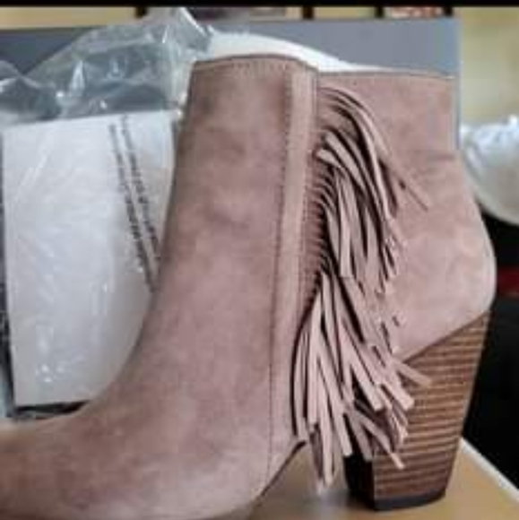 Vince Camuto Shoes - NEW Vince Camuto HAYZEE 9.5 M Mushroom Taupe Western Fringe